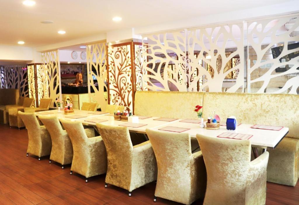 Abunawas Merry Inn At Walking Street Pattaya Buitenkant foto